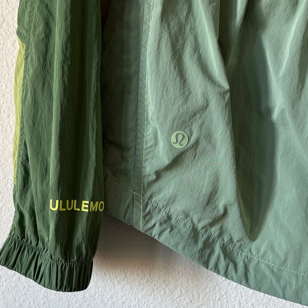 Lululemon Size 2 Good Condition Green Colorblock Windbreaker Jacket - Picture 3 of 3